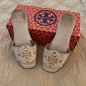 Tory Burch white @Gaby”slide w Tory Burch insignia